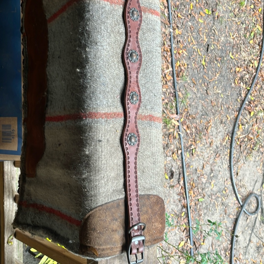 Weavers leather and conches size 25